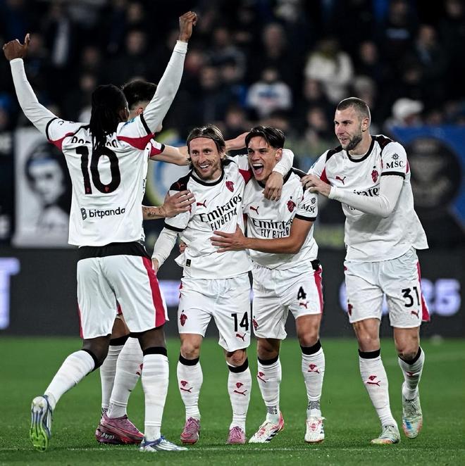 传闻：曼联和米兰球探现场考察18岁雷恩高中锋梅特（据称曼联与米兰派球探现场考察雷恩18岁中锋梅特）