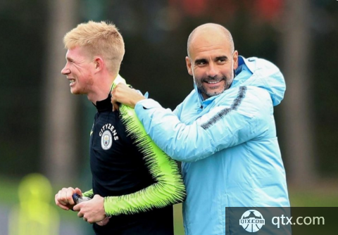 前锋单场双响助球队取胜（前锋梅开二度助球队告捷）