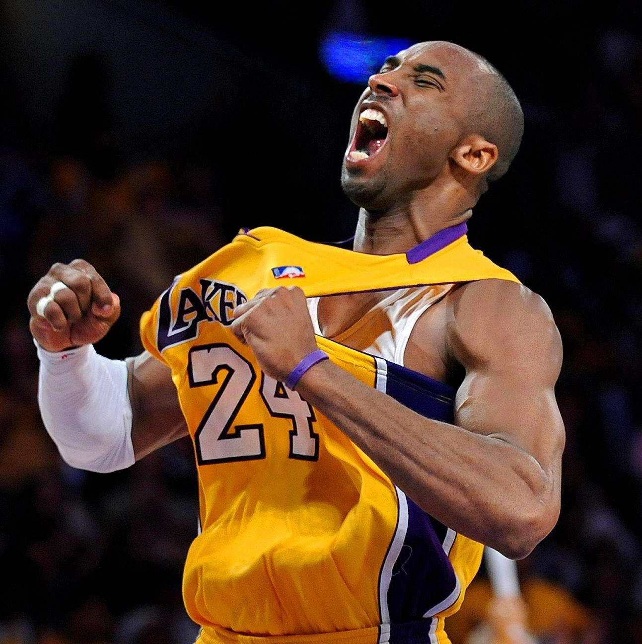 图片报：奥利塞训练中佩戴了大号钻石耳钉，孔帕尼对此不会管（图片报：奥利塞训练时戴大颗钻石耳钉，孔帕尼表示不予干涉）