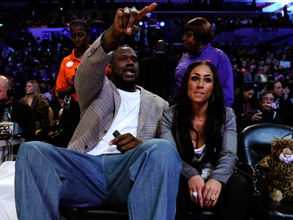 喜忧参半！广东新外援奎恩首秀狂砍27分8板4助攻 力劈篮筐但三分球失准（一喜一忧！广东新援奎恩处子战27分8板4助，攻筐强硬但三分失灵）