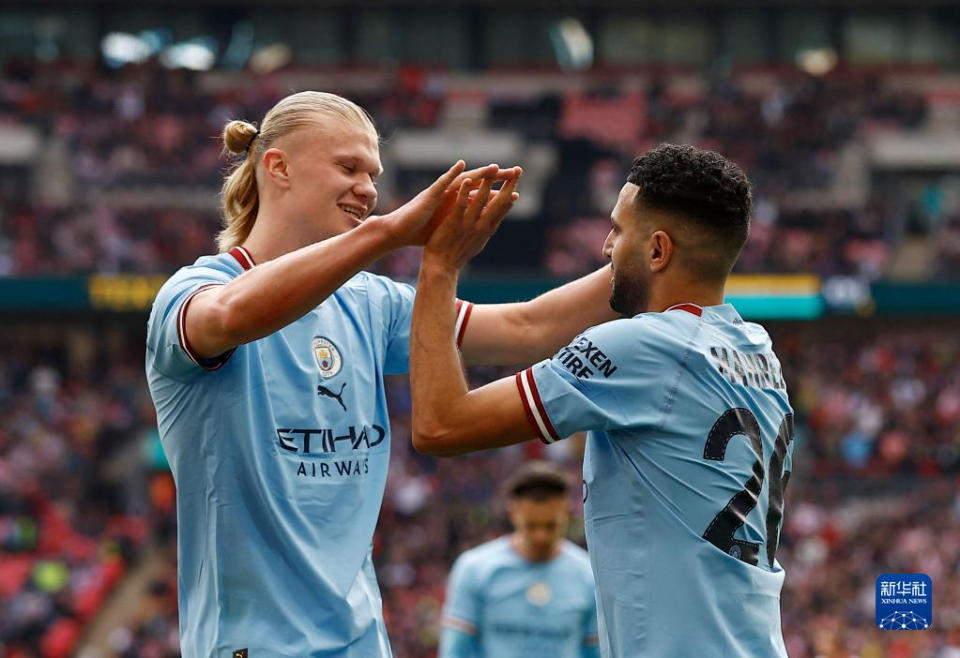 米体：斯帕莱蒂考虑放弃无锋阵，重新启用2名进攻中场+1名中锋（米体：斯帕莱蒂或弃用无锋战术，改打双前腰+单箭头）