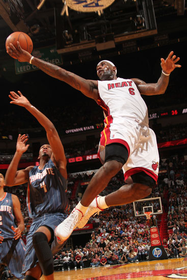 足球欧联杯精彩倒钩破门当选本周最佳进球（欧联杯惊艳倒钩破门荣膺本周最佳进球）