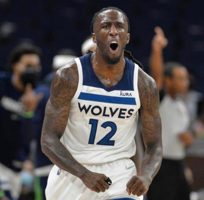 西媒：球迷抱怨新诺坎普座位间距太小，入口台阶高低不平（西媒：新诺坎普座椅间距过窄、入口台阶不平整引发球迷不满）