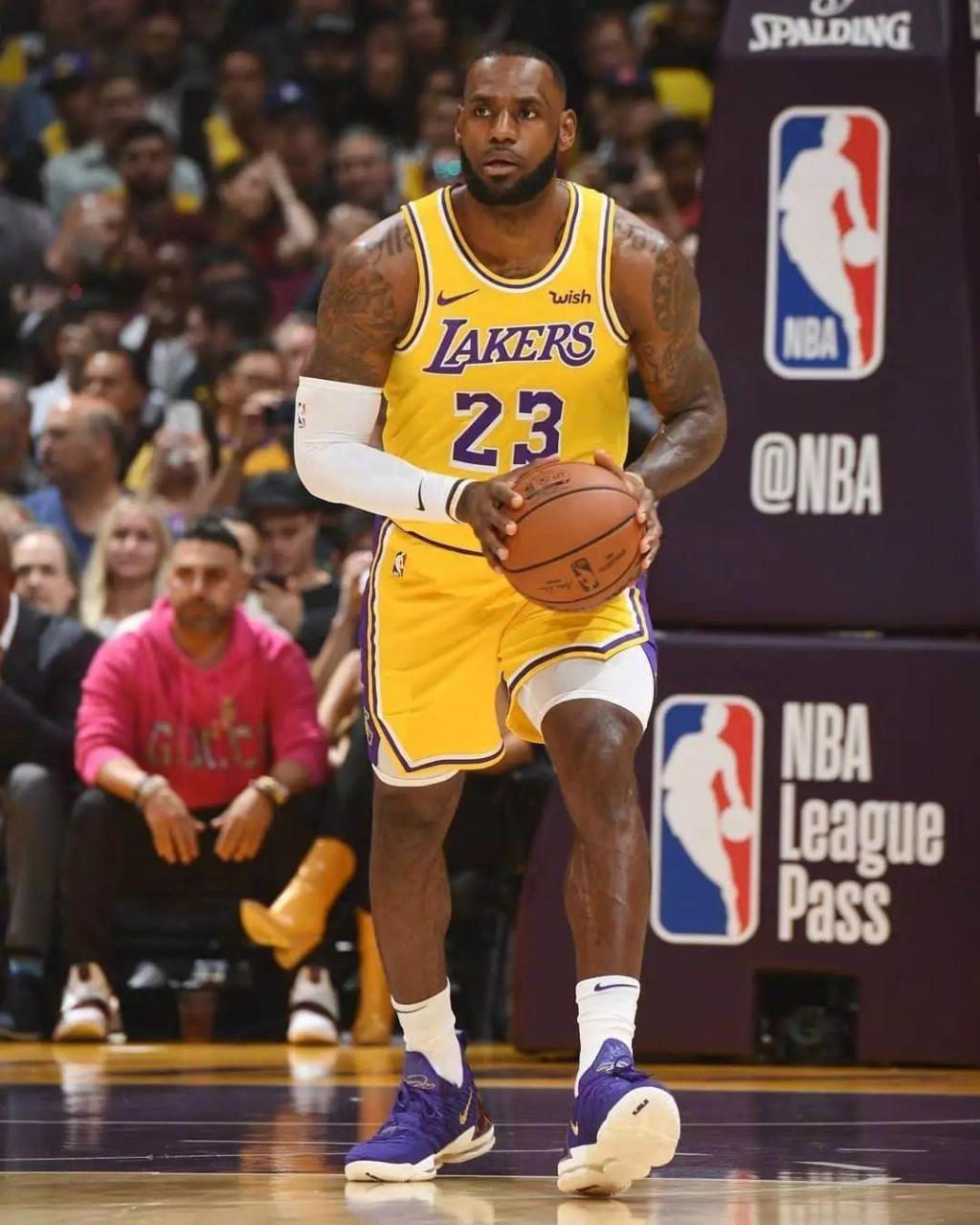 五大联赛仍有三支球队联赛不胜：狼队、维罗纳、佛罗伦萨（五大联赛尚有三队未尝联赛胜绩：狼队、维罗纳、佛罗伦萨）