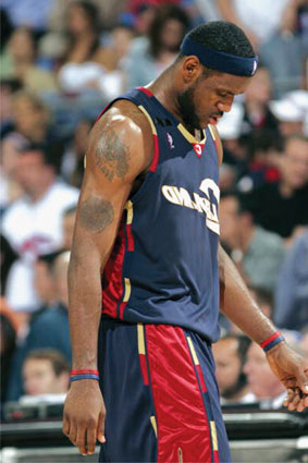 塞克斯顿因左大腿受伤，本场对阵尼克斯不会回归（塞克斯顿左大腿受伤，本场战尼克斯提前退场）