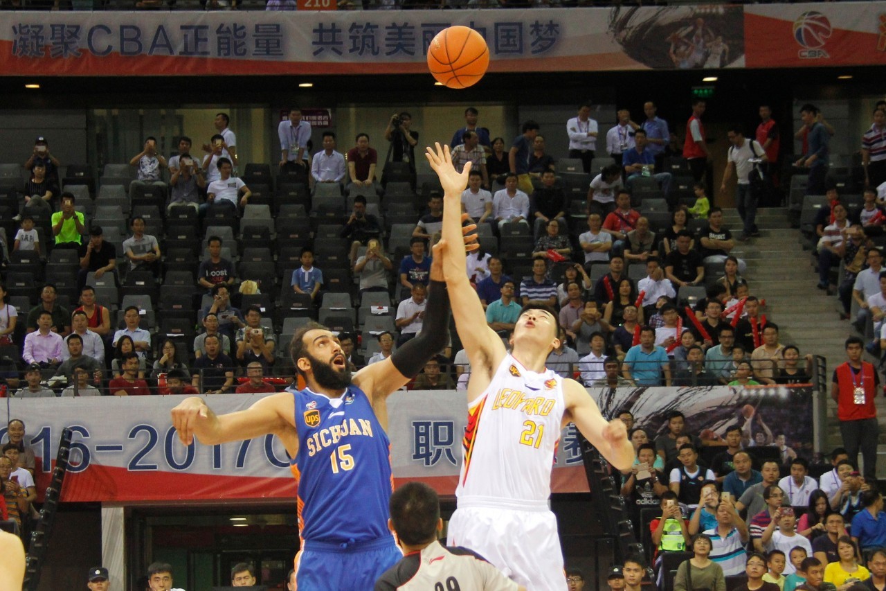 野性不可驾驭，美女球员莱曼晒大尺度艺术照（莱曼发布大胆艺术写真，野性魅力难以束缚）