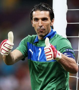 掘金：约基奇因手腕扭伤对阵太阳出战存疑（掘金中锋约基奇手腕扭伤，出战太阳成疑）