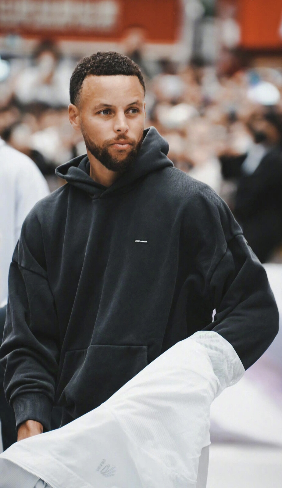 球员摊手表达不满（球员摊手示意不满）