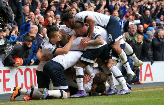 另一个半球的思念，奥斯卡晒出在家观看海港亚冠比赛照片（远隔半球仍心系海港，奥斯卡在家观战亚冠晒照）