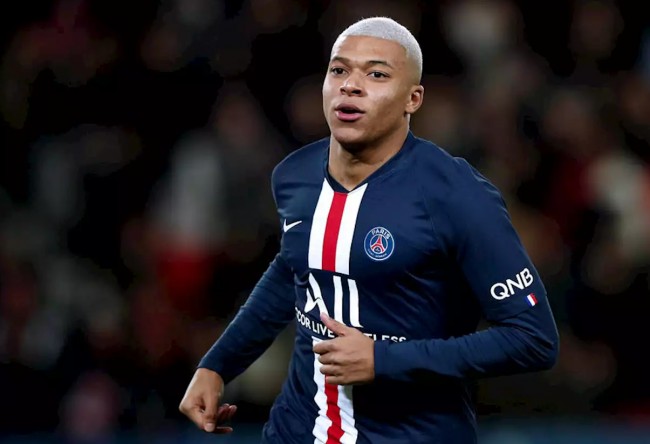 第17圈，诺里斯和勒克莱尔先后进站，出站后诺里斯卡在安东内利身后暂列第9。（第17圈，诺里斯与勒克莱尔相继进站，诺里斯出站后落在安东内利之后暂居第9位。）