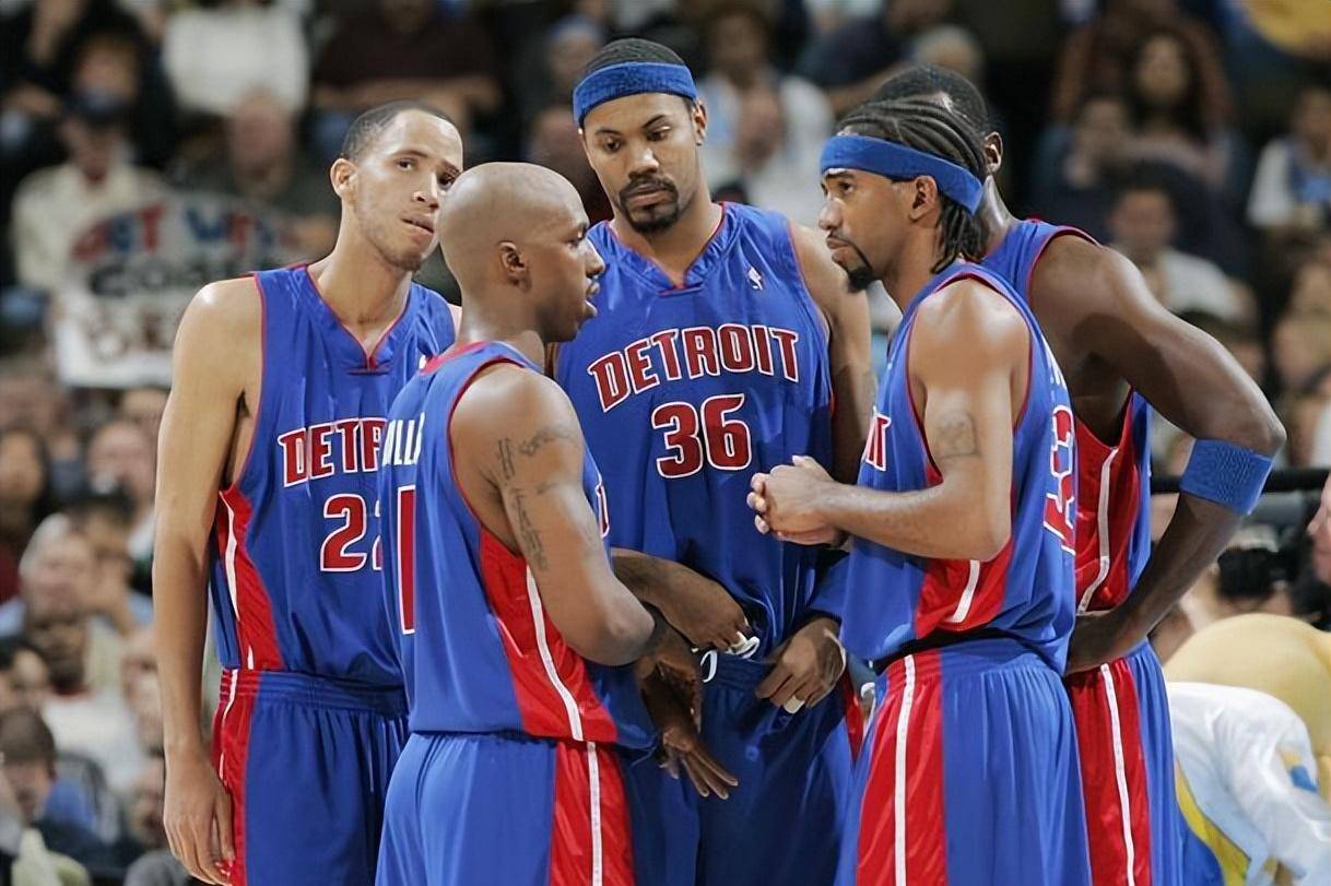 C罗主动把点球机会让给马内，一个举动彻底粉碎自私的质疑（C罗将点球权让给马内，用实际行动击碎自私质疑）