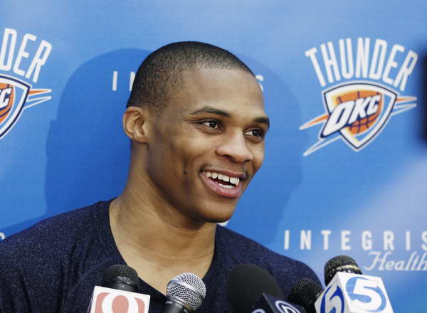 皇家马德里有意出人意料地任命阿隆索为新任主教练，而伯纳乌球员则被指控“扰乱秩序”。（皇马拟爆冷启用阿隆索挂帅，伯纳乌球员被指“闹事”）