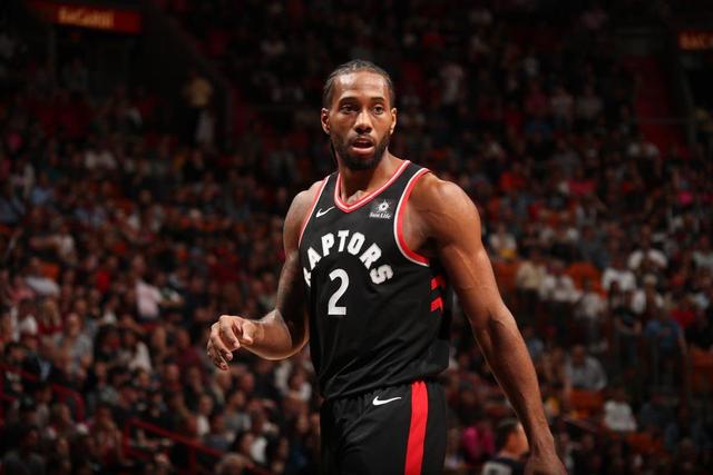 球员倒地救球拼劲十足（球员飞身倒地奋力救球）